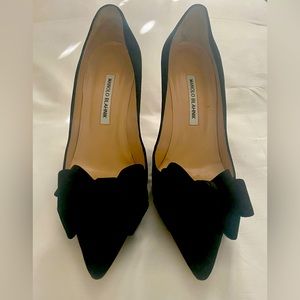 Manolo Blahnik Black Suede Pump wit Bow Detailing
